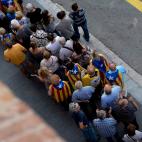 Decenas de personas esperan a las puertas del Tarraco Arena.