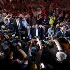 El presidente de Catalu&ntilde;a, Carles Puigdemont, y el vicepresidente Oriol Junqueras, llegan a una reuni&oacute;n catalana pro-independencia en el Tarraco Arena de Tarragona