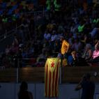Un hombre, de pie junto a una estelada, en el acto organizado en el Tarraco Arena, Tarragona.