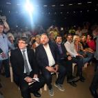 El presidente de la Generalitat, Carles Puigdemont (i), y el l&iacute;der de ERC, Oriol Junqueras (2&ordm;i), junto a Jordi Sanchez, Jordi Cuxart y Neus Lloveras (i-d) asisten en el Tarraco Arena a un acto unitario del independentismo en favor d...