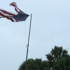 Una bandera medio rota ondea esperando a Irma en Fort Lauderdale, Florida, el 10 de septiembre de 2017.