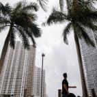 Un hombre mira los edificios de Miami la ma&ntilde;ana del&nbsp;el 10 de septiembre de 2017.