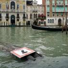 Vista de una se&ntilde;al derribada durante una tormenta la pasada noche en Venecia (Italia).