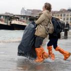 Turistas caminan por una calle inundada en Venecia (Italia).