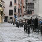 Vista de una calle inundada en Venecia (Italia).