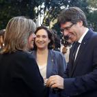 Las alcaldesas de Hospitalet, N&uacute;ria Mar&iacute;n, y de Barcelona, Ada Colau, conversan con Puigdemont.