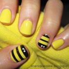 Ésta es una manera muy divertida de plasmar los colores de las abejas en tus uñas. Vía Hand Candy.