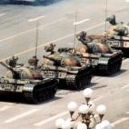 Parte de la secuencia de las protestas de la plaza de Tiananmen, en Pekín. La foto, tomada el 4 de junio de 1989, muestra a un joven manifestante plantado ante una columna de tanques. El Ejército Popular de Liberación aplastó las protestas p...