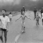 Ataque con napalm del ejército estadounidense en Vietnam el 8 de junio de 1972. La protagonista de la foto es la niña Kim Phuc, que huye herida junto con otros menores del poblado de Trang Bang. La imagen, obra de Nick Ut, ganó el premio Worl...