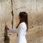 Melania Trump tambi&eacute;n ha visitado el Muro de las Lamentaciones y ha rezado en la parte en la que pueden hacerlo las mujeres.