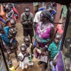 Mulheres e crianças recém-chegadas entram em ônibus do UNCHR perto da fronteira em Nimule – um dos principais pontos de entrada para o Sudão do Sul. Dos postos de fronteira, os refugiados são transportados para centros de trânsito, de ...
