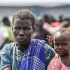 Mãe e filho chegam ao ponto de coleta Kuluba, perto da fronteira com o Sudão do Sul. “Andamos pela mata durante quatro dias. Meu pai ficou no vilarejo. Ele está velho demais para caminhar”, disse Sarah A. Ponto de coleta Kuluba, 1º de...