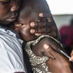 Criança do Sudão do Sul recebe vacina no ponto de coleta Kuluba, antes de ser levada para o campo de refugiados Bidi Bidi. Um dos principais parceiros do UNHCR, a ONG Medical Teams International enviou profissionais para cada ponto de entrad...