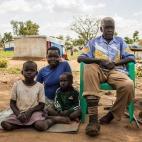“A vida era boa no nosso país antes da guerra”, diz Simon O., 75, no campo de refugiados Pagirinya com sua nora e seis netos. “Tínhamos terras e plantávamos. Tudo mudou em julho. Não sabíamos que o conflito estava se aproximando. Vi...