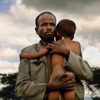 Abebaye y Basada Moti, retratados en su aldea de Orom&iacute;a, Etiop&iacute;a, en 2008.