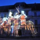 Desde abril hasta finales de septiembre puedes disfrutar de este espectáculo en el Castillo de Blois Al anochecer los espectadores que se hayan acercado hasta el lugar podrán acceder al patio del castillo y disfrutar de la proyección de las ...