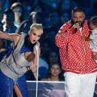 DJ Khaled en el escenario con su hijo Asahd, y Katy Perry con un bebé de plástico en una mochila