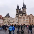 Uno de los lugares m&aacute;s visitados de Praga es el castillo, oficialmente considerado como el m&aacute;s grande del mundo, el cual incluye tambi&eacute;n la Catedral de San Vito y el c&eacute;lebre callej&oacute;n del oro. Todo el ...