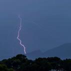 Un rayo cae sobre la isla de Dragonera, durante la tormenta que ha tenido lugar esta tarde en Andrach, en Mallorca.