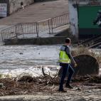 Los servicios de emergencia y rescate que trabajan en la zona afectada por el desbordamiento del torrente de Sant Lloren&ccedil;, en el Levante de Mallorca.