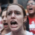 Una mujer grita durante la manifestaci&oacute;n contra Kavanaugh.