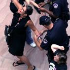 Varias mujeres son detenidas durante la protesta contra Kavanaugh.