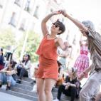 Las calles y plazas del barrio suelen llenarse de grupos que bailan todas las semanas a ritmo de swing.