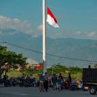 La bandera ondea a media hasta en la localidad de Palu en honor a las v&iacute;ctimas de la cat&aacute;strofe.