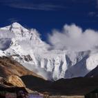 La frontera entre Nepal y China está marcada ni más ni menos que por la montaña más alta del mundo (8.848 metros): el Everest. Es, sin duda, el mayor reto para todo escalador, y es que ya se han superado los 10.000 intentos. Con más de 200 ...