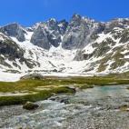 Es una de las fronteras naturales más largas, con más de 400 kilómetros de cordillera que van desde la cordillera Cantábrica hasta el mar Mediterráneo. En los Pirineos se encuentran picos de más de 3.000 metros de altitud, como el Aneto (c...