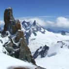 Que los franceses están rodeados de montañas no es ninguna noticia: si al sur los Pirineos separan a Francia de España, al este el Mont Blanc hace lo propio de Italia. En italiano, de hecho, se conoce como Monte Bianco. Con casi 5.000 metros ...