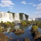 Si bien la zona considerada como las Cataratas de Iguazú ejerce de frontera entre Paraguay, Argentina y Brasil, en realidad las cataratas en sí mismas sólo lo hacen entre los dos últimos. Con 82 metros de altura y 275 caídas de agua, las fa...