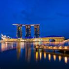 Cuando cae la noche este rinc&oacute;n se convierte en un impresionante espect&aacute;culo de luz y de color. Situado en la bah&iacute;a de Singapur, sus majestuosos rascacielos reflejados en el agua resultan imponentes. &iquest;Un consejo? Al s...