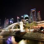 Custodiado por el emblema de la ciudad, un h&iacute;brido entre un le&oacute;n y un pez, supone una visita imprescindible para conocer Singapur. Parece como si el skyline de la ciudad se hubiese pensado para observarlo desde aqu&iacute;: la bah&...