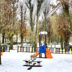 Un parque, recubierto en nieve en Maranch&oacute;n, Guadalajara