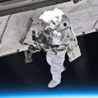 El astronauta Garrett Reisman participa en la primera actividad extravehicular de la misión. Mayo de 2010.