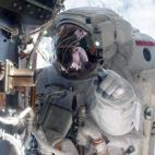 El astronauta Mike Fossum junto a un adaptador de conexión presurizado acoplado al transbordador espacial Atlantis. Julio de 2011.