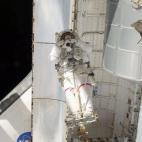El astronauta Mike Fossum, anclado a un brazo robótico, hace una foto durante un paseo espacial de seis horas y media programado. Julio de 2011.