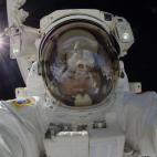 El astronauta Aki Hoshide realiza la tercera actividad extravehicular de la misión fuera de la Estación Espacial Internacional. Septiembre de 2012.