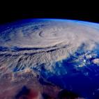 Esta fotografía, en la que se puede ver un ciclón tropical en las costas de Omán, se tomó desde la Estación Espacial Internacional y se publicó en la cuenta personal de Twitter del astronauta Scott Kelly. Octubre de 2015.