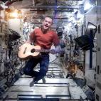 El comandante de la EEI, Chris Hadfield, cantando la canción Space Oddity, de David Bowie.
