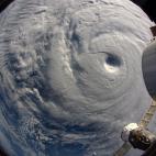 Foto realizada por el astronauta Alexander Gerst en la que se puede ver el súper tifón Neoguri desde la Estación Espacial Internacional. Julio de 2014.