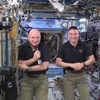 En esta captura de pantalla tomada de un vídeo que ha proporcionado la NASA, podemos ver a los astronautas Scott Kelly, a la izquierda, y Kjell Lindgren, a bordo de la EEI mientras hablan con los actores de la película Marte (The Martian). Kel...