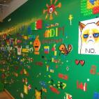 En esta pared de Lego se puede dar rienda suelta a la creatividad. No faltan el Grumpy Cat, Pikachu, Mario Bros o los logos de las empresas de la compañía, como los de Instagram o WhatsApp.