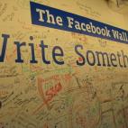 Aquí el muro de Facebook es literal y está abierto a todos los visitantes que deseen estampar su firma, un mensaje o un dibujo.