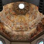Los frescos de Santa María del Fiore son obra de Giorgio Vasari y Federico Zuccaro, miden unos 3.600 metros cuadrados y hacen referencia al Juicio Final. Para llegar a ver esta obra hay que pagar y subir 463 escalones, pero merece muchísimo l...