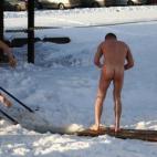 La sauna finlandesa no es sólo fuente salud, es un acto social que se practica casi a diario. La temperatura dentro de la cabaña puede alcanzar hasta los 80º, por eso cuando salen a nadar en las gélidas aguas, que rondan los 40º bajo cero, ...