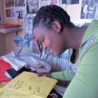 KwaThema, Sudáfrica. Septiembre 2012. Un año después del brutal asesinato, Bontle Khalo, activista y miembro de EPOC, lee uno de los cientos de mensajes de solidaridad que exigen justicia para Noxolo en el marco de una campaña liderada por A...