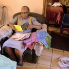 KwaThema, Sudáfrica. Marzo 2015. Durante el mes de febrero de 2015 Amnistía Internacional envió cientos de mensajes de solidaridad a los familiares de Noxolo. En la foto, la abuela de Noxolo lee una de las cartas enviadas por activistas y ciu...