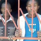 Zambia. Agosto 2013. De acuerdo con la Sección 155 del Código Penal de Zambia, James Mwape (izquierda) y Philip Mubiana (derecha), ambos de 22 años de edad, fueron arrestados en abril de 2013 por haber mantenido "relaciones carnales mutuas"...